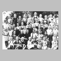 086-0028 Klassenbild der Volksschule Roddau Perkuiken 1940-41.jpg
